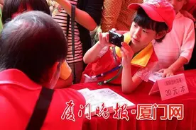 女儿讲故事 妈妈来记录图片