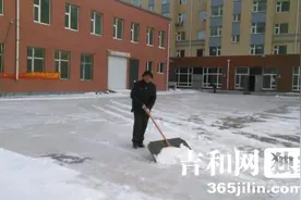 长春荣鼎康城小区 六旬老人义务清雪居民点赞图片