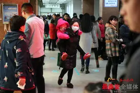 泰安"85后"妈妈背着女儿去看病！7岁女童患神经母细胞瘤确诊晚期...请帮帮她们！图片