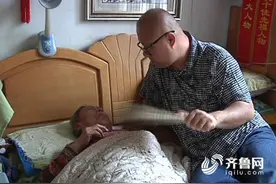 潍坊一男子照顾偏瘫养母8年 只希望“妈好好的”图片