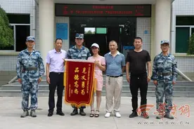 路遇车辆侧翻 咸阳90后帅气兵哥哥智勇救人图片