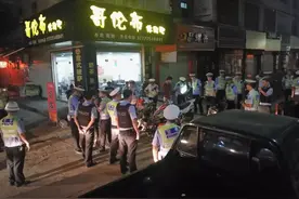 大阵势｜交警、治安夜查非法改装摩托车图片