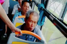 暖心！孙子公交车上睡着了 爷爷一路“手护”他的梦图片