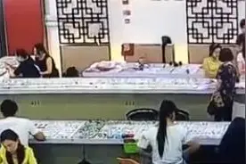 惊吓！女游客摔坏标价30万元玉镯监控视频曝光图片