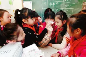 西安一老师丢了俩手机孩子们的暖心话让老师哭了图片