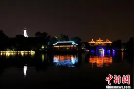 扬州瘦西湖开启夏日夜游 五亭桥畔看“大月亮”图片