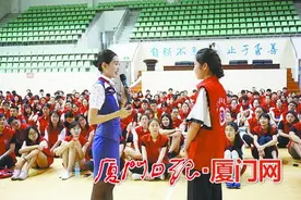 空姐进高校传授微笑秘笈 厦大学子学仪容练站姿图片