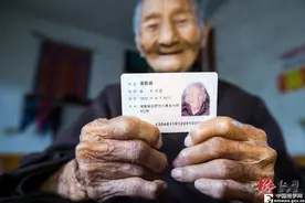 汨罗105岁婆婆能穿针引线，孙媳自愧不如图片