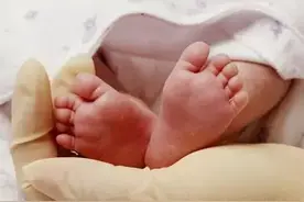 马上要上大学了，杭州18岁姑娘出租房产子，自断脐带，男友消失！图片