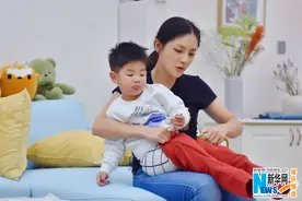 安吉小鱼儿绅士养成记 胡可被赞“行走的育儿宝典”图片
