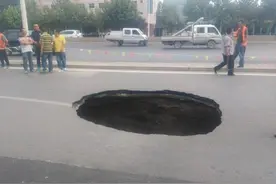 石家庄南二环建华大街附近现大坑 预计今天可正常通车图片