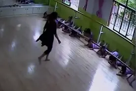 视频丨培训机构舞蹈杆脱落，砸伤14名女童图片
