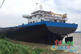 九江：五千吨货轮操作系统失灵 搁浅江洲镇长江岸堤边图片