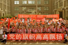 龙海小学举行七一升旗仪式暨党的旗帜高高飘扬诵读活动图片