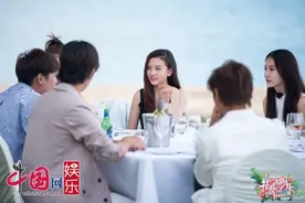 宋祖儿惹人爱遇“捏脸杀”《花少3》高空跳伞完美收尾图片