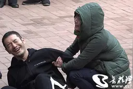 《旋风》黄晓明被砸要害 遭沙包砸中下半身倒地面露难色图片