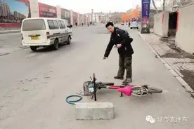 谁这么缺德？路中间冒出“道牙石”骑车男子摔个大马趴......图片
