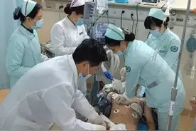 急诊科故事医护全力抢救19岁年轻猝死患者图片