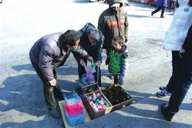 邯郸：商贩街头兜售染色小鸡 专家表示卫生安全有隐患图片