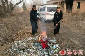 小区麻将馆深夜经营太扰民 警方出动查封店铺销毁麻将图片