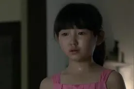 爸爸对妈妈使用家庭暴力，女儿看不下去，把爸爸推下了楼，成了植物人！视频封面