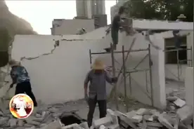 钟鼓楼社区对桑树坪违章违法建筑进行了集中整治拆除视频封面