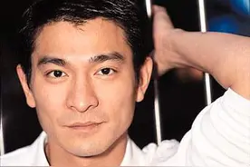 刘德华扶持的明星不计其数，但发掘并提携刘德华的人，正是他！图片