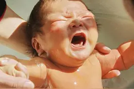 妈妈给新生儿宝宝洗澡，暴力抠掉头上污泥状东西，宝宝差点送命！图片
