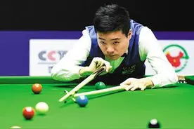 丁俊晖打开心了，表演单手击球绝活图片