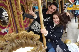 陈乔恩、王凯旋转木马上秀恩爱，凯凯王捣蛋调戏陈乔恩头发图片