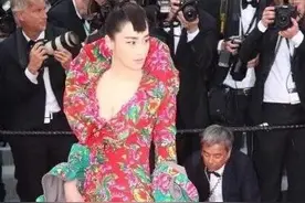 张馨予穿他设计的花棉袄成为国际笑柄，今年他举办史上最惊悚的秀图片