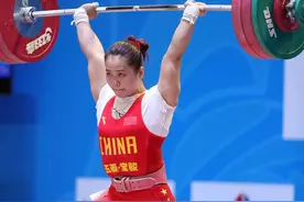 举重——邓薇超世界纪录勇夺全国女子锦标赛63公斤级冠军图片