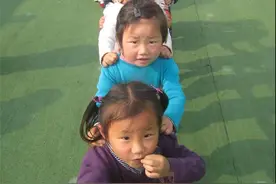幼儿园小朋友都玩嗨了的游戏:趣味保龄球图片