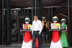 独家 带8个机器人买金的土豪，昨日带着机器人来到这里买什么？图片