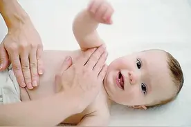 婴儿按摩让宝宝远离肚子痛，睡个整夜觉。图片