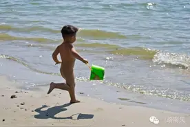 小朋友玩泥沙，勾起童年回忆的画面图片