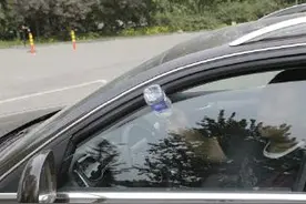 车窗防夹手功能真的灵吗？图片