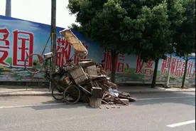 安岳一大爷拉东西超载，导致三轮车车头都翘起来了，注意安全呀图片