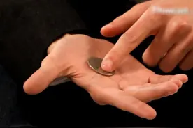 揭秘空手变硬币的魔术技法，学会了你也是魔术大师！把妹必备技巧图片