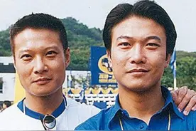 这2个长的一模一样的人 傻傻分不清~ 你能分的清楚吗？图片