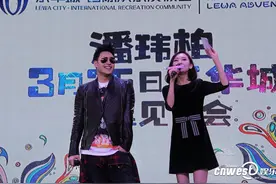 潘玮柏帅气亮相西安见面会 做肉夹馍喂粉丝吃图片