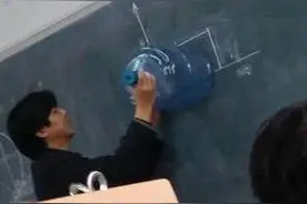放学别走全都留下来补课！好胸的老师啊！图片