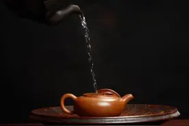 泡茶的炫技——入水和出汤图片