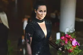 另类新娘！墨尔本女子穿黑婚纱结婚，你能接受吗？图片