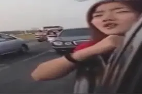 闺蜜笑尿了！红衣美女车窗外怪吼唱歌图片