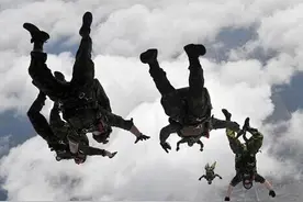 中国特种兵超低空极限伞降，自由落体两千米后突然发生这事要拍案图片