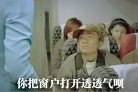 开挖掘机的小伙第一次坐飞机,怕晕机想透透气 结果干了这么件事图片