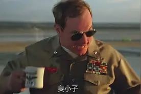 汤姆克鲁斯驾驶F16获得第一名，架机飞越塔台，音爆吓得指挥员洒了一身咖啡！视频封面