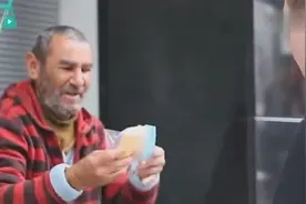19岁魔术师街头给流浪人表演送食物，感动视频封面
