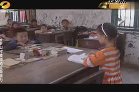 这才叫有责任心！15岁女孩当小学老师，身患重病却仍坚持去上课视频封面